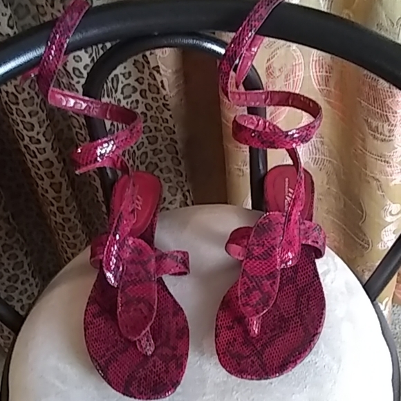 SANDALS, RED SNAKE PRINT, ANKLE/LOWER LEG WRAP 10W - Picture 2 of 8